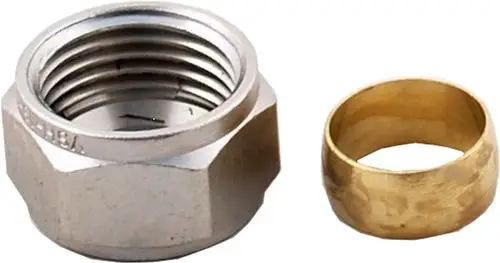 Klemmringverschraubung aus Metall, bestehend aus einer Mutter und einem klemmenden Ring. Produkt von Wolf zur Verbindung von Rohren in der Sanitärtechnik.